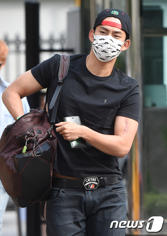 2PM、SHINee现身“上班路” 尼坤卷发新造型玉泽演黑T秀肌肉【组图】