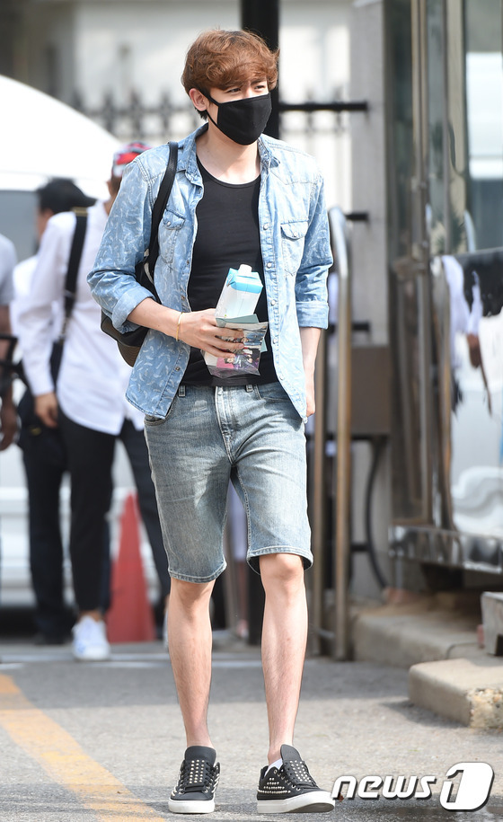 2PM、SHINee现身“上班路” 尼坤卷发新造型玉泽演黑T秀肌肉【组图】