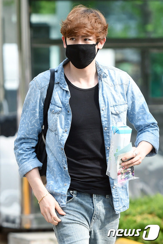 2PM、SHINee现身“上班路” 尼坤卷发新造型玉泽演黑T秀肌肉【组图】