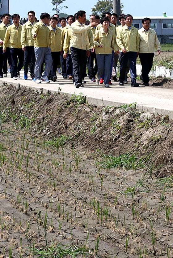 国总统朴槿惠访问韩干旱受灾区 拿消防水带向