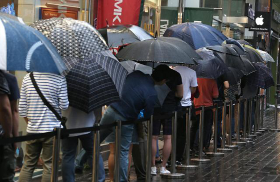 Apple Watch今日起韩国发售 大雨挡不住“果粉”热情