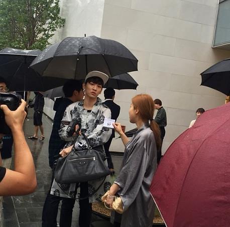 SHINee成员Key冒雨排队购买苹果手表 网友赞“蛮拼的”【组图】