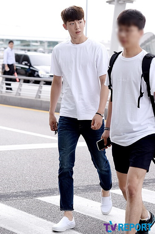 南柱赫现身机场遇粉丝害羞 白T牛仔简单帅气长腿抢镜【组图】