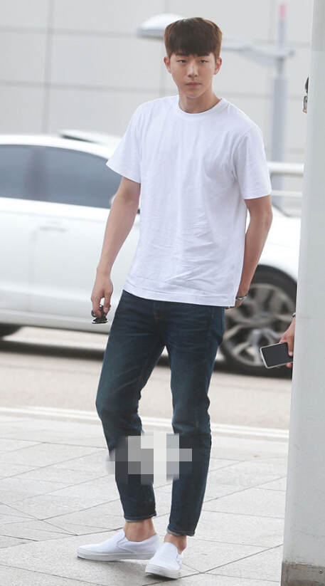 南柱赫现身机场遇粉丝害羞 白T牛仔简单帅气长腿抢镜【组图】
