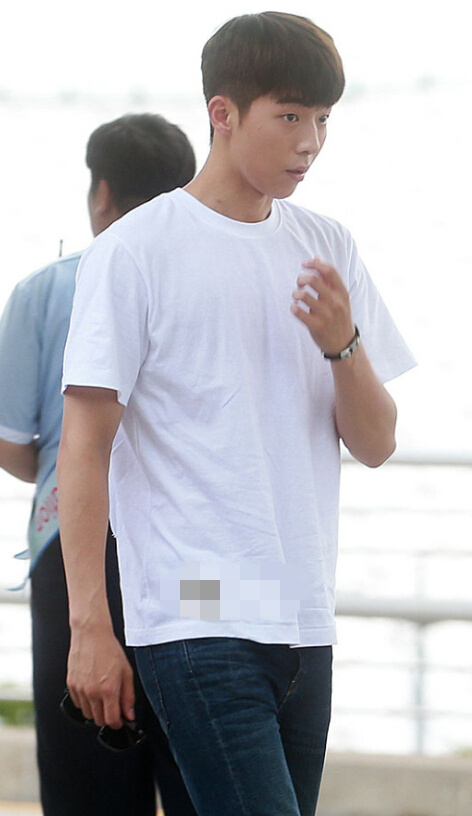 南柱赫现身机场遇粉丝害羞 白T牛仔简单帅气长腿抢镜【组图】