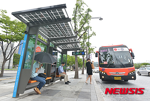 首尔设立太阳能公交站 市民享受边等车边充电【组图】