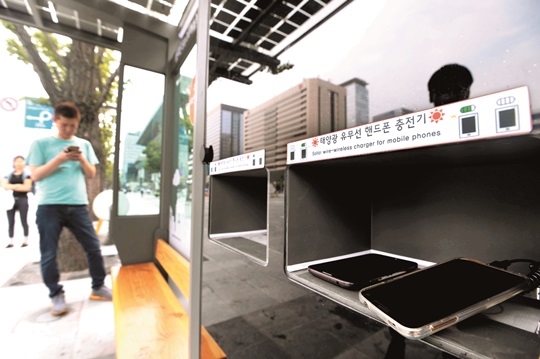 首尔设立太阳能公交站 市民享受边等车边充电【组图】