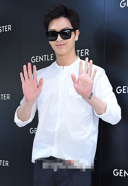 “小鲜肉”陆星材笑容迷人　白衣黑裤戴墨镜扮酷【组图】