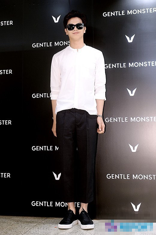 “小鲜肉”陆星材笑容迷人　白衣黑裤戴墨镜扮酷【组图】