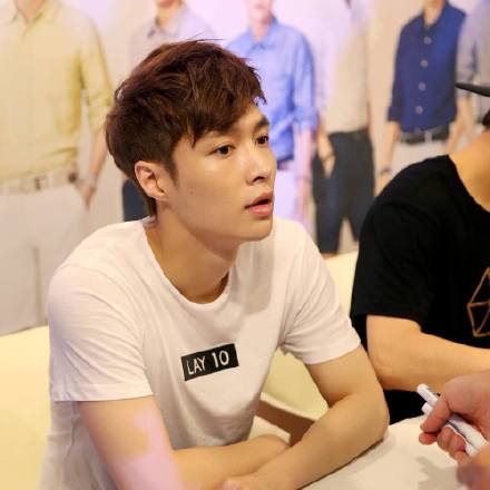  EXO明洞举办签售会 lay伯贤灿烈呆萌可爱【组图】