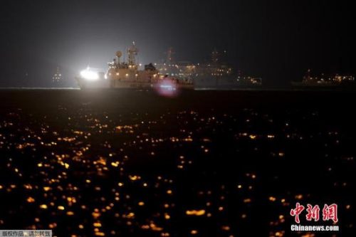 当地时间2014年4月24日，搜救人员在韩国全罗南道珍岛郡海域24小时不分昼夜的搜寻沉船事故失踪者。