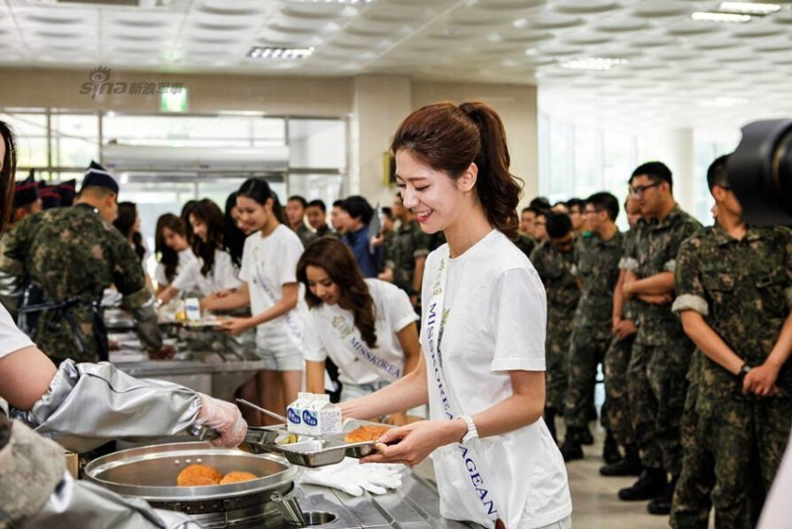 韩国美女劳军 热辣短裤秀让眼镜大兵激动【组