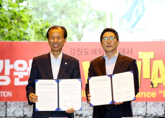 江原道道知事（左）与PMC制作公司签署合作协议。(图片来源：江原道道厅)