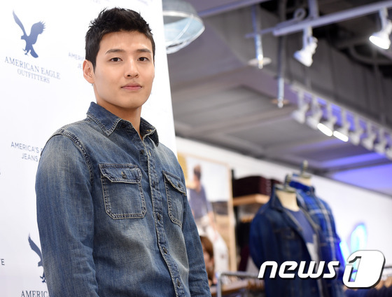 f(X)Amber牛仔装帅气为品牌站台 朴寒星分手后现身微笑迷人【组图】