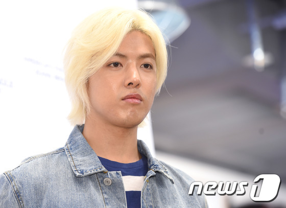 f(X)Amber牛仔装帅气为品牌站台 朴寒星分手后现身微笑迷人【组图】