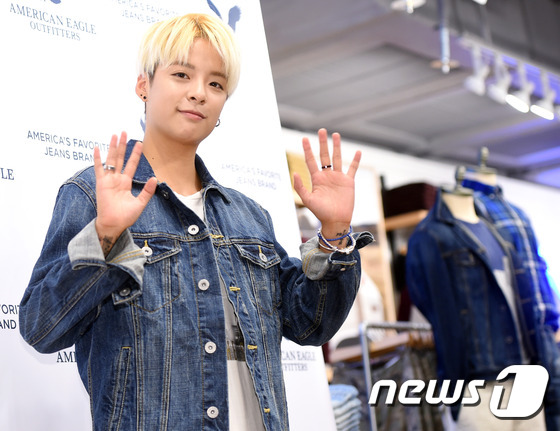 f(X)Amber牛仔装帅气为品牌站台 朴寒星分手后现身微笑迷人【组图】