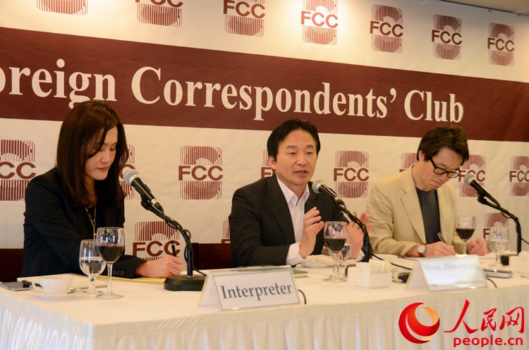 济州特别自治道知事元喜龙在首尔召开了外国记者招待会。（拍摄：裴埈基）
