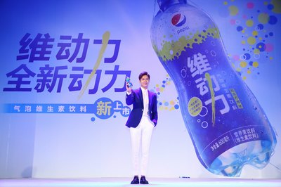 李敏镐空降广州 与粉丝亲密互动"抛绣球【组图】