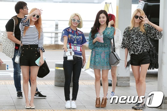 少女时代赴日现身机场 允儿秀美腿Tiffany撒娇卖萌【组图】