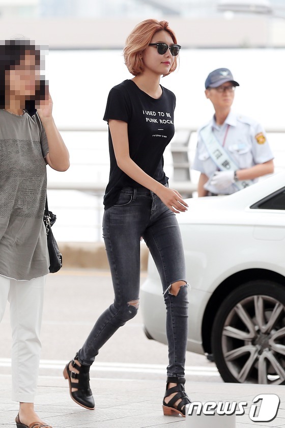 少女时代赴日现身机场 允儿秀美腿Tiffany撒娇卖萌【组图】