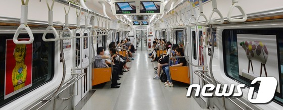 首尔地铁三号线变身“移动美术馆 ”【组图】