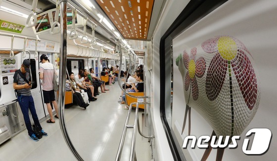 首尔地铁三号线变身“移动美术馆”。（图片来源：NEWS1）