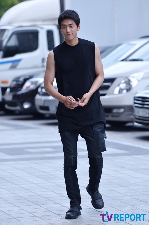 《上流社会》终映宴U-IE个性十足 朴炯植粉色体恤抢眼【组图】