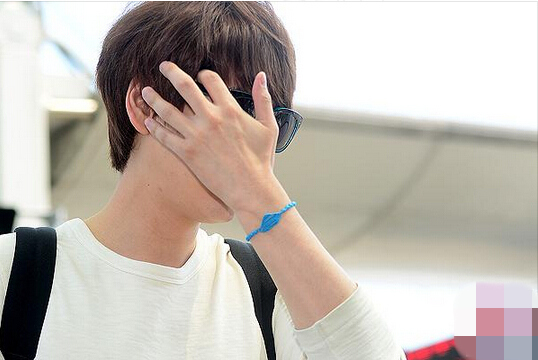 Super Junior现身机场展现帽子秀 圭贤宝蓝色心形手链抢镜【组图】