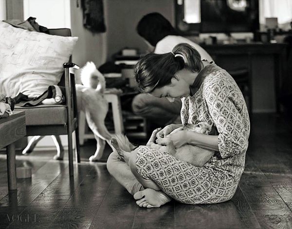 李孝利夫妇画报公开 狗狗相伴幸福甜蜜【组图】