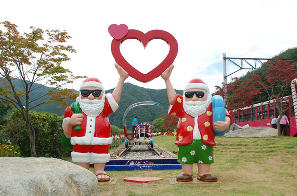 韩国庆尚北道汾川站摇身一变成夏日“圣诞村”