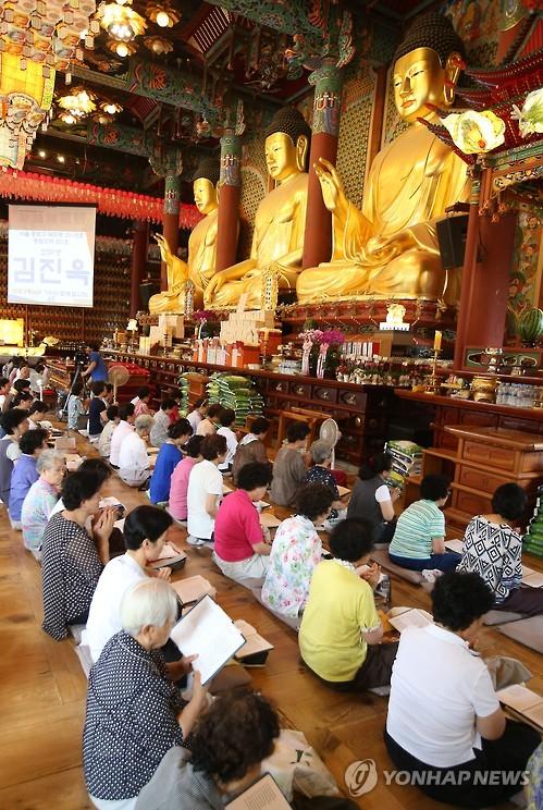 韩国高考倒计时100天 考生家长虔诚祈福【组图】