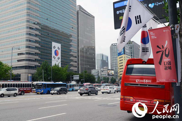 距离韩国光复节还有不到半个月的时间，韩国街道各处已经开始悬挂起韩国国旗。(拍摄：夏雪）