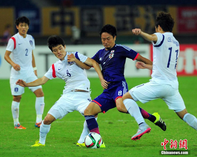 2015年东亚杯：日本男足与韩国男足握手言和【组图】