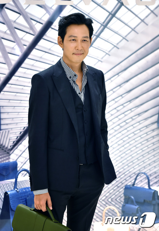 李秉宪妻子李珉廷产后首现身 S曲线秀身材【组图】