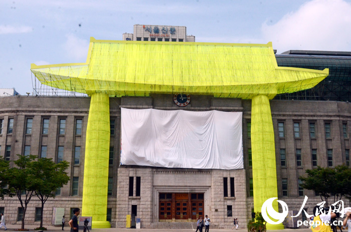 从远处便可看到戴上黄色“帽子”的首尔市图书馆，非常醒目。（拍摄：王昱祺）
