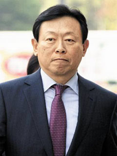 韩国乐天集团会长就争权事态道歉 称将力推改革