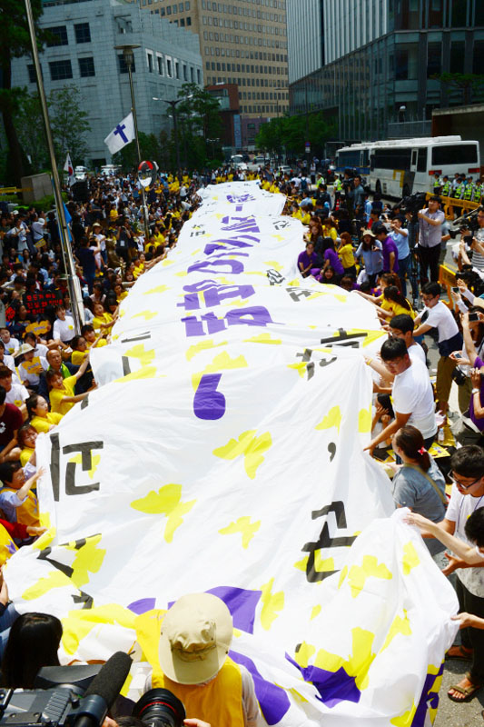 韩慰安妇团体举行示威集会 一名男子中途自焚【组图】