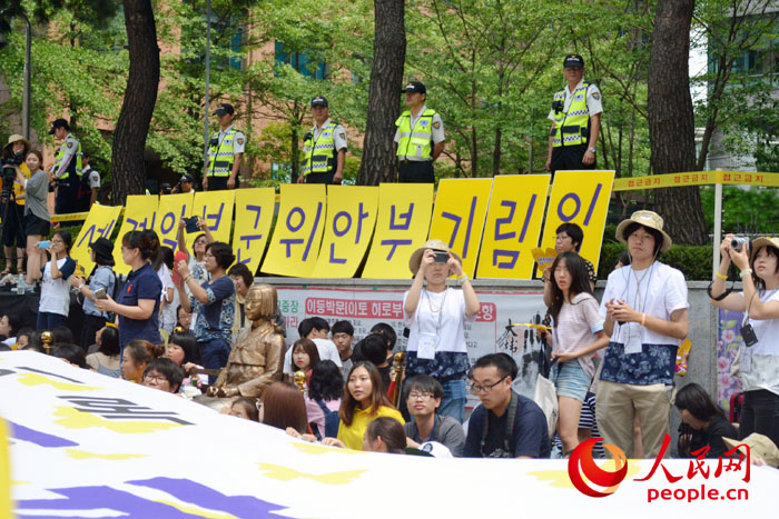韩慰安妇团体举行示威集会 一名男子中途自焚【组图】