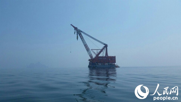 韩国世越号沉船打捞工作于19日起正式开始。