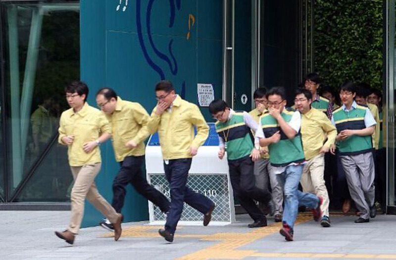 韩国市民参加防空演习 首尔将拉响空袭警报(组图)