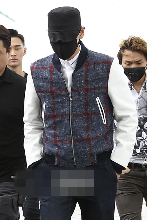 Bigbang权志龙现身机场手机玩不停 T.O.P 大成全副武装【组图】