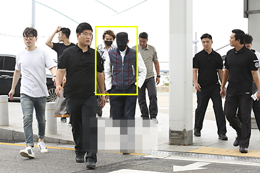 Bigbang权志龙现身机场手机玩不停 T.O.P 大成全副武装【组图】