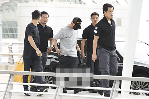 Bigbang权志龙现身机场手机玩不停 T.O.P 大成全副武装【组图】