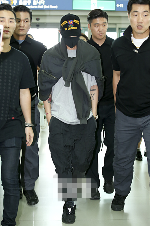 Bigbang权志龙现身机场手机玩不停 T.O.P 大成全副武装【组图】