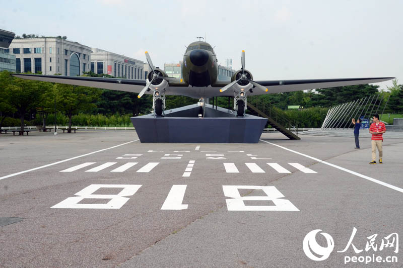 为纪念韩国光复70周年，近日，首尔市政府在汝矣岛公园展出了韩国临时政府主席金九、独立运动家张俊河、尹庆彬等人曾搭乘过的C-47飞机。(拍摄：李美林)