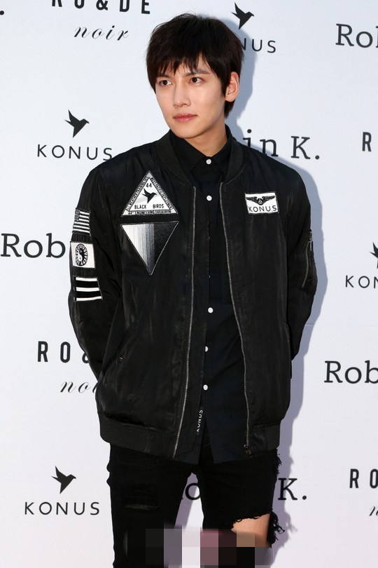 池昌旭为品牌站台男友力十足 破洞牛仔裤抢眼