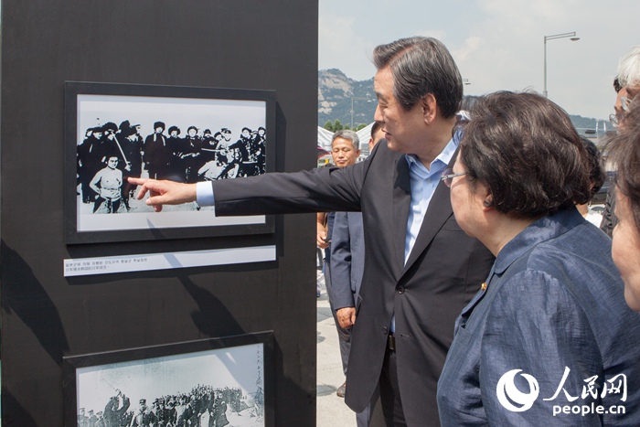韩国执政党新国家党党首金武星,国会议员金乙东观看图片展.