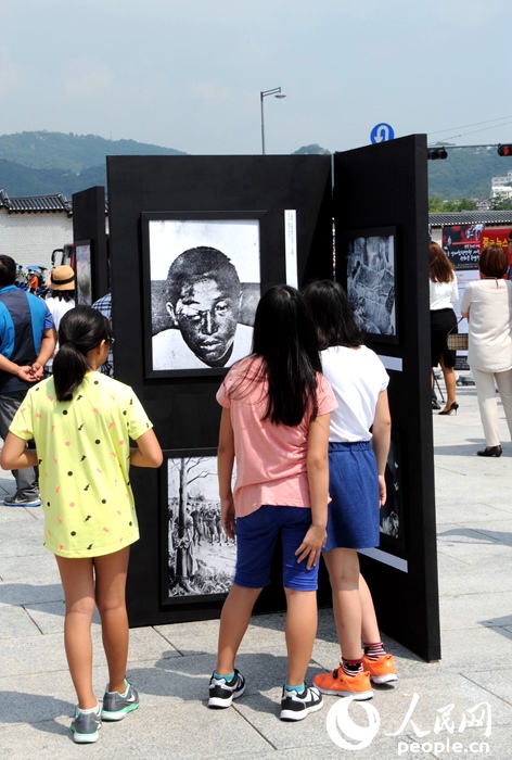 “纪念世界反法西斯战争胜利70周年日军侵略罪行图片展”在首尔举行【组图】