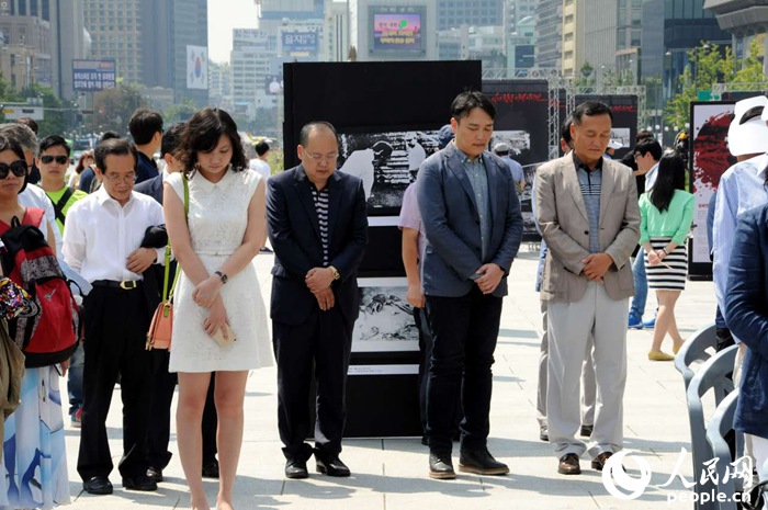 “纪念世界反法西斯战争胜利70周年日军侵略罪行图片展”在首尔举行【组图】
