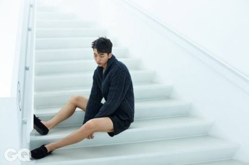 韩星南柱赫拍毛衣写真 阳光帅气变暖男【组图】